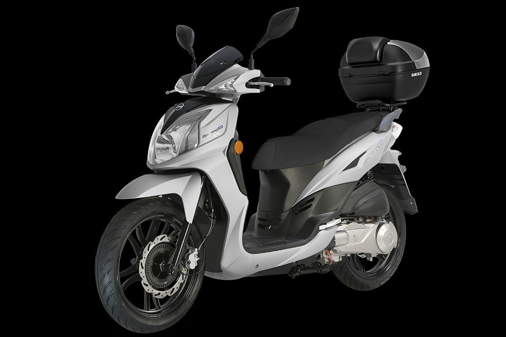 <div class='descrGalleryTitle'>Sym Symphony SR 125 - 2.529 euro</div><div class='descrGalleryText'><p>Il <b><a href="https://www.dueruote.it/listino/sym/symphony-125/">SYM Symphony SR 125</a> </b>è la versione entry level della gamma a ruota alta della Casa taiwanese. Monta un motore monocilindrico 4 tempi da 125 cc, raffreddato ad aria e alimentato a iniezione elettronica EFI, che eroga 8,4 kW ( 11,4 CV) a 8.500 giri/min con coppia massima di 10,3 Nm a 6.500 giri/min. La trasmissione è automatica a variazione continua (CVT), mentre l’avviamento è elettrico. Il modello è omologato Euro 5+. La ciclistica prevede forcella telescopica anteriore e doppio ammortizzatore posteriore, con cerchi da 16″ equipaggiati con pneumatici 110/70 sia davanti sia dietro. I freni sono a disco su entrambe le ruote. Le dimensioni ufficiali riportano lunghezza 2.000 mm, larghezza 690 mm e altezza totale 1.290 mm; il serbatoio ha capacità di 5,4 litri. Tra le dotazioni di serie figura anche il bauletto.</p>
</div>